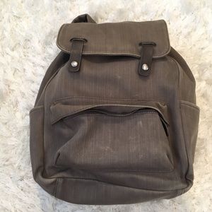 Everlane grey modern snap